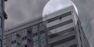 В Краснодаре парень повис на балконе многоэтажки