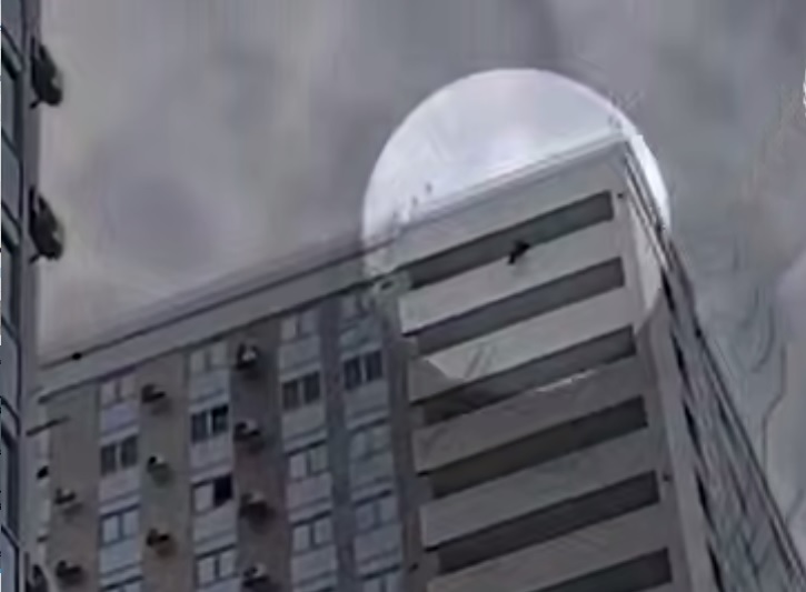 В Краснодаре парень повис на балконе многоэтажки