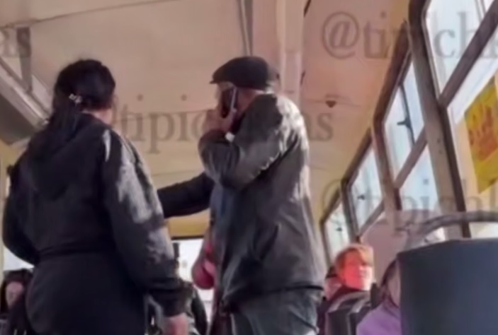 В Краснодаре женщина напала на кондуктора в трамвае
