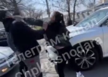 В Краснодаре неадекватная женщина напала на двух мужчин