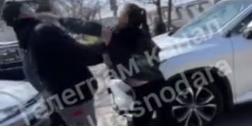 В Краснодаре неадекватная женщина напала на двух мужчин