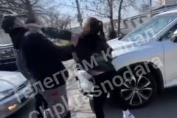 В Краснодаре неадекватная женщина напала на двух мужчин