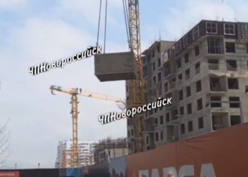 В Новороссийске бетонные блоки подвесили над детской площадкой
