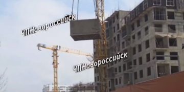 В Новороссийске бетонные блоки подвесили над детской площадкой