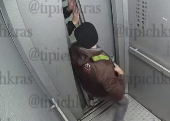 В Краснодаре мужчина сломал двери лифта, чтобы выйти