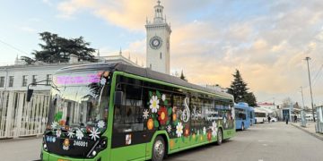 В Сочи пассажирок 8 Марта радует «цветочный» электробус