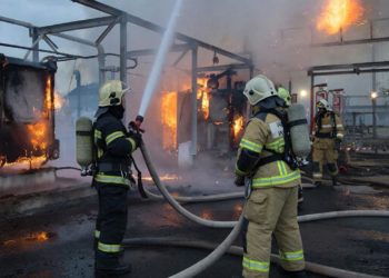 В Армавире 120 человек потушили пожар на нефтебазе площадью 700 квадратов