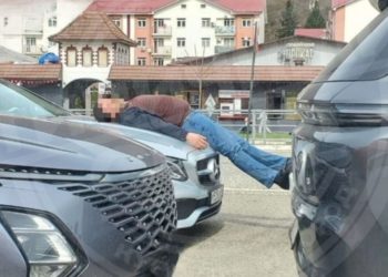 В Сочи мужчина упал на капот авто и уснул