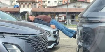 В Сочи мужчина упал на капот авто и уснул