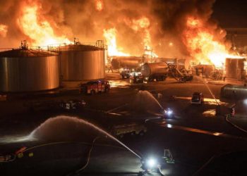 Тушение нефтебазы под Тихорецком: группировку МЧС усилили до 270 человек