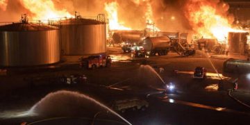 Тушение нефтебазы под Тихорецком: группировку МЧС усилили до 270 человек