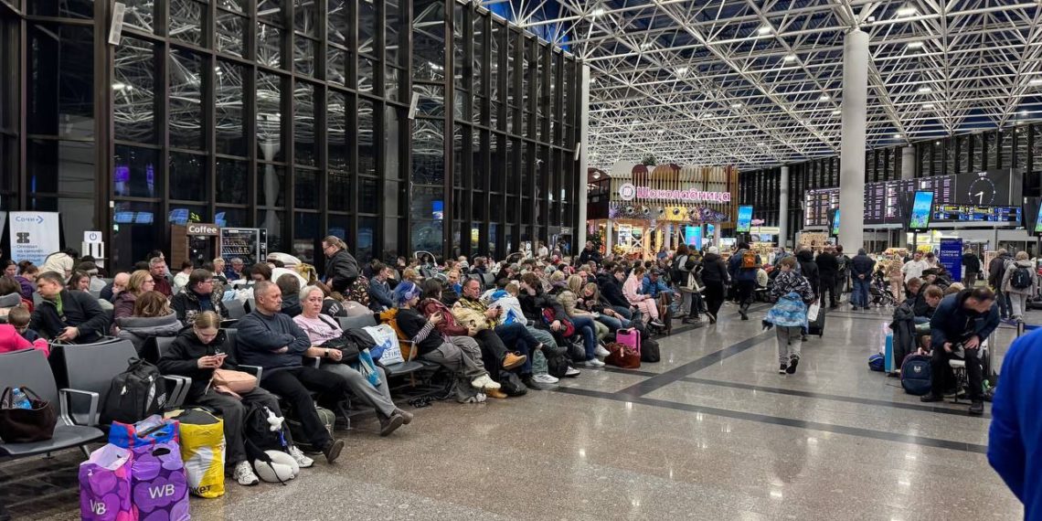 Аэропорт Сочи закрыт восемь часов, пассажиров расселяют в гостиницы
