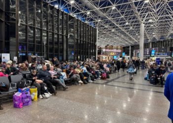 Аэропорт Сочи закрыт восемь часов, пассажиров расселяют в гостиницы