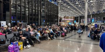 Аэропорт Сочи закрыт восемь часов, пассажиров расселяют в гостиницы