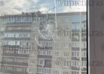 В Краснодаре неизвестные прострелили окно на 20-м этаже