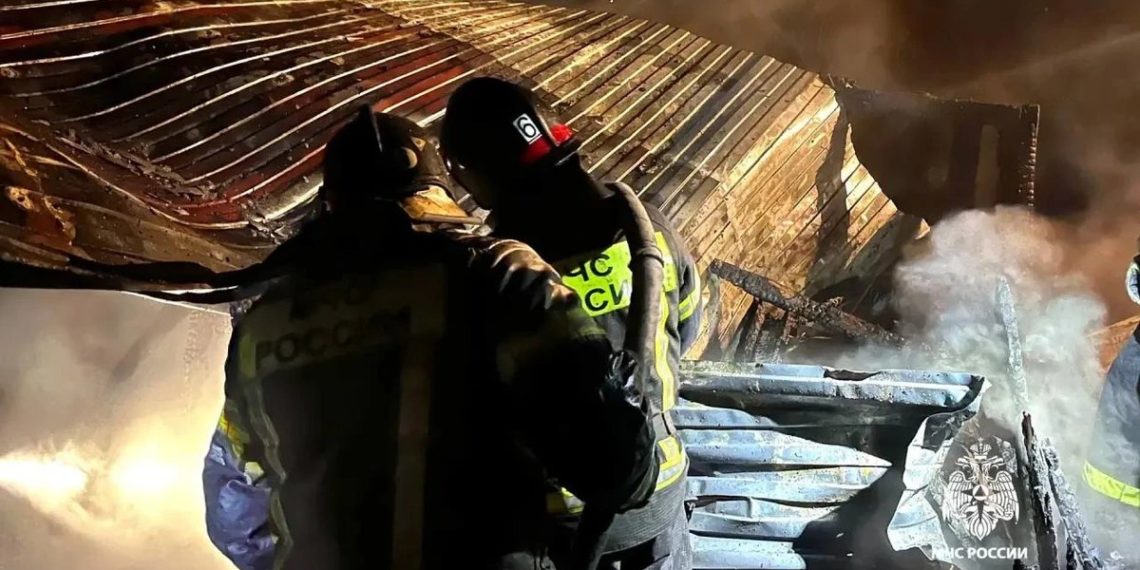 Два жилых дома барачного типа полностью сгорели в Сочи