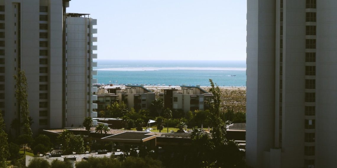 Скидки не спасают: новостройки Сочи превращаются в общежития и неликвид