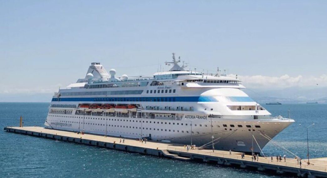 В открытом море снимают кино: лайнер Astoria Grande задействовали в полном метре
