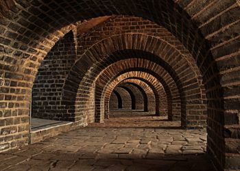 В Сочи подвалы превращают в цивилизованные укрытия с автодверями и водой