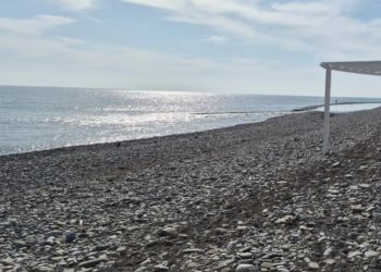 После штормов в Сочи расчищают городские пляжи