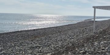 После штормов в Сочи расчищают городские пляжи