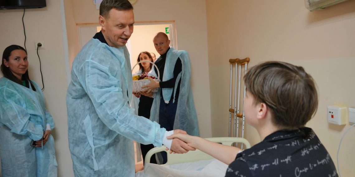 Мэр Новороссийска в больнице навестил подростка, раненного при атаке БПЛА