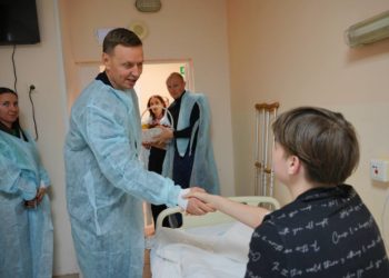 Мэр Новороссийска в больнице навестил подростка, раненного при атаке БПЛА