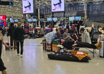 Аэропорт Сочи на замке больше 7 часов, пассажиры расположились на полу