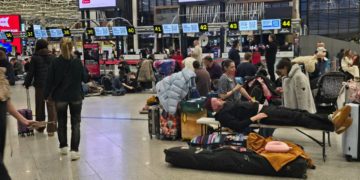 Аэропорт Сочи на замке больше 7 часов, пассажиры расположились на полу