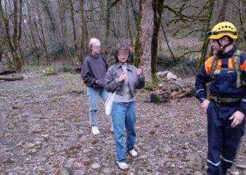 Спасатели вывели из леса заблудившихся девушек в Сочи