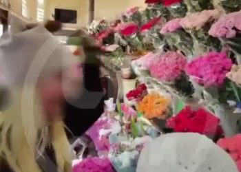 В Сочи женщина прокляла продавщицу и кидалась в нее цветами