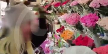 В Сочи женщина прокляла продавщицу и кидалась в нее цветами