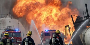 Под Тихорецком на нефтебазе ликвидировали два из трёх очагов возгорания