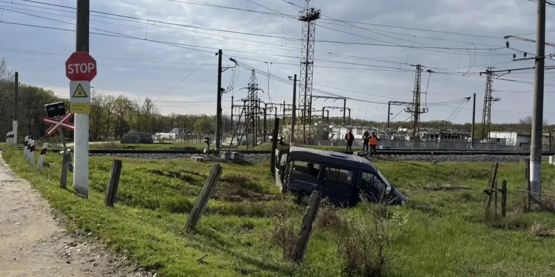 В ДТП с поездом в Краснодарском крае пострадали женщина и ребенок