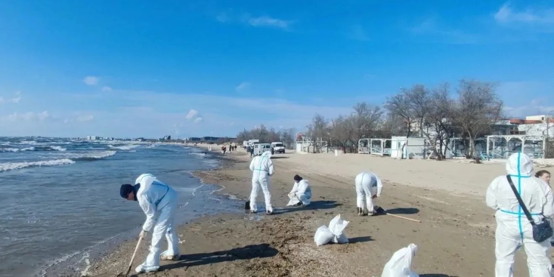 Загрязнённый участок на центральном пляже Анапы очистят в течение суток