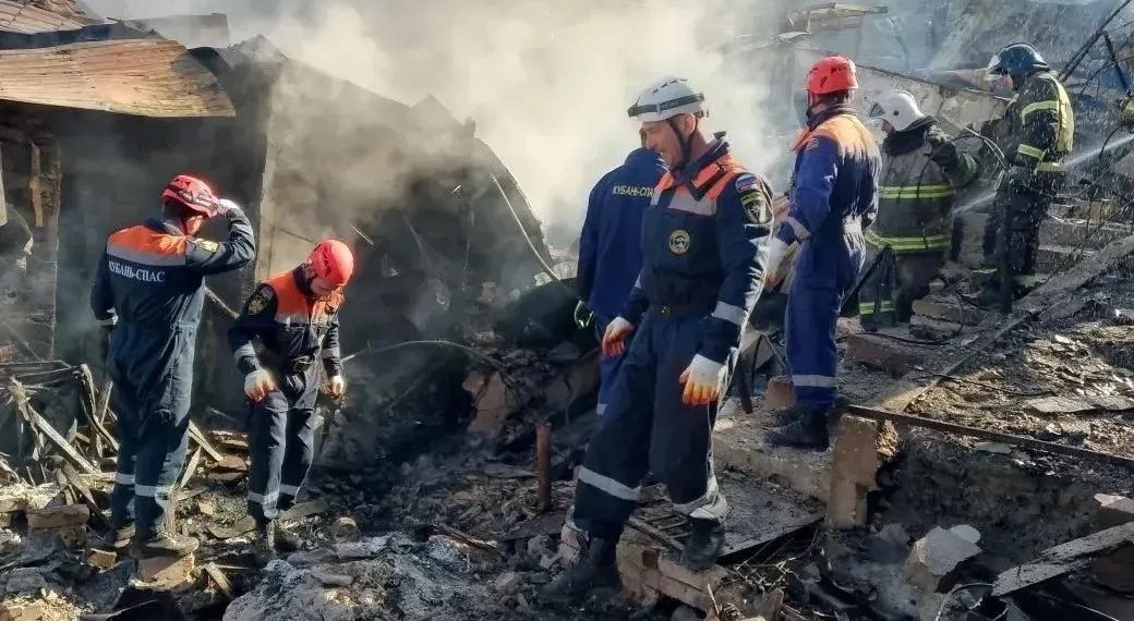 К разбору завалов разрушенных домов в Туапсе привлекли 44 человека