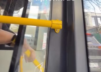 В Краснодаре женщина пыталась сломать дверь в троллейбусе