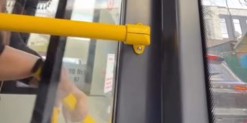 В Краснодаре женщина пыталась сломать дверь в троллейбусе