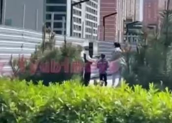 В Краснодаре девочки на самокате въехали в беременную женщину и обматерили ее