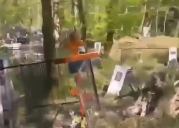 Оползень разрушает кладбище в Сочи