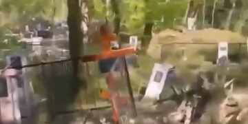 Оползень разрушает кладбище в Сочи