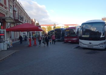 В Краснодаре ищут мужчину, раздевавшегося перед детьми в магазине