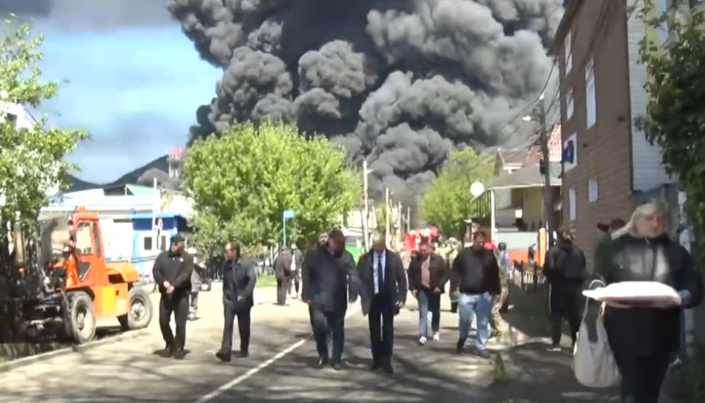 В Туапсе на место пожара прибыли дополнительные сводные отряды спасателей
