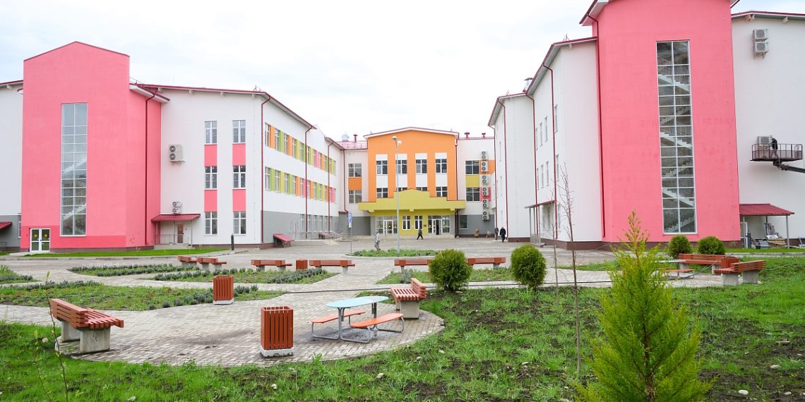 Прошунин: в Сочи построили школу на 1100 мест на улице Малышева