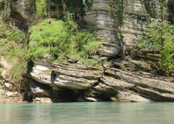 В Сочи мужчина упал в 200-метровое ущелье и погиб