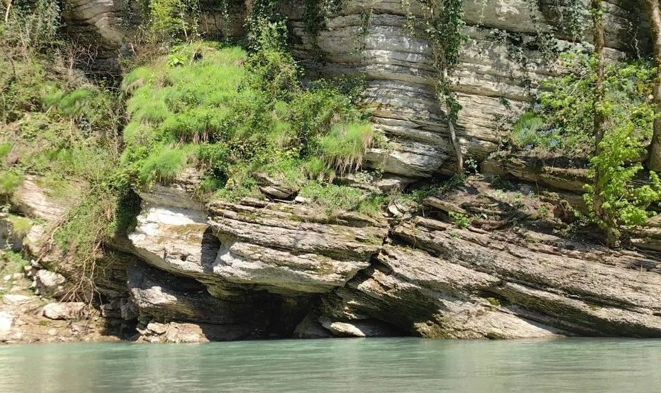 В Сочи мужчина упал в 200-метровое ущелье и погиб