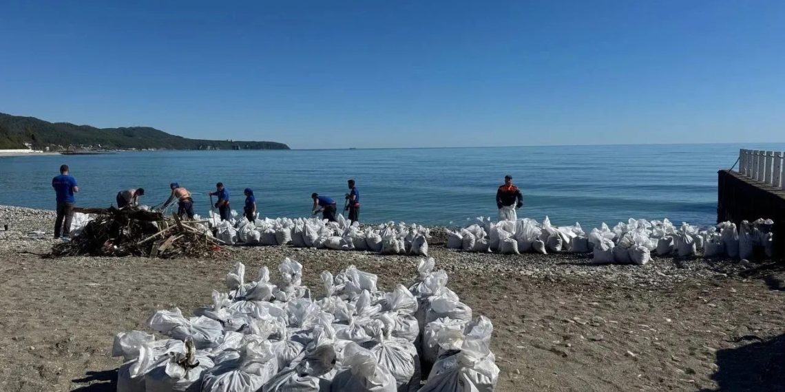 В Туапсе собрали 7,3 тысячи кубометров загрязненного грунта и водомазутной смеси
