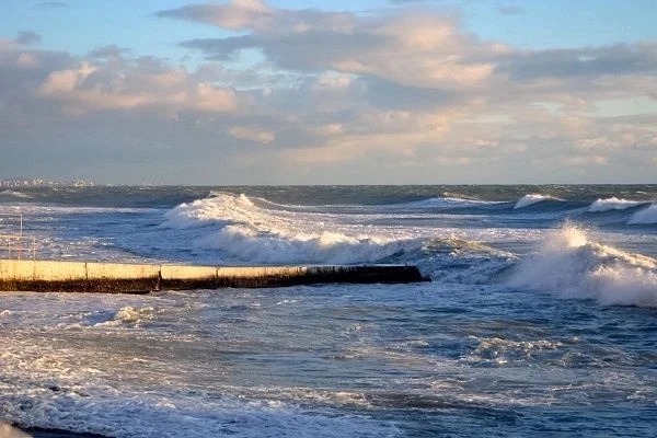 В Сочи ожидаются двухметровые волны 9 и 10 апреля