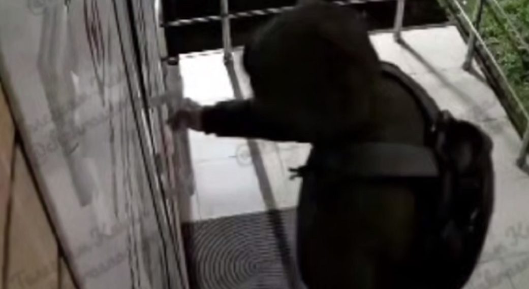 В Краснодаре мужчина преследовал девушку и ломился в дверь