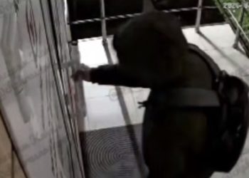 В Краснодаре мужчина преследовал девушку и ломился в дверь